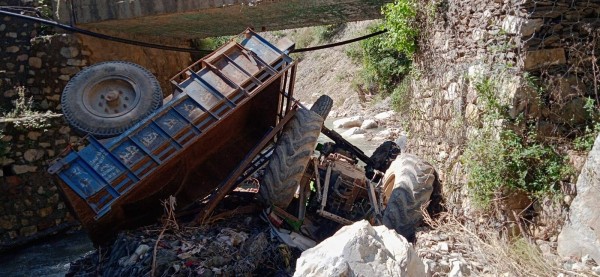बैतडीको बगडी खोलामा ट्याक्टर खस्यो, चालक गम्भीर घाइते 